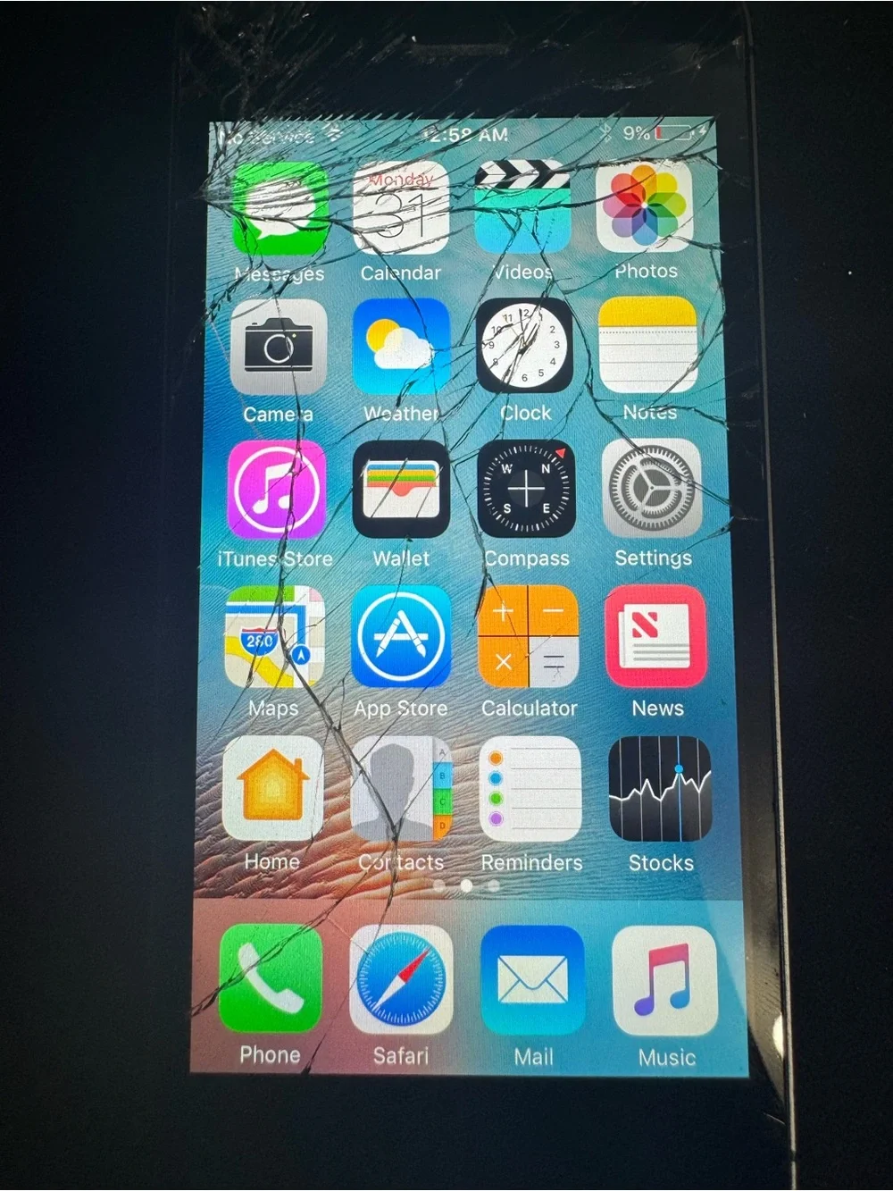 iPhone 5s with Cracked Screen - Black